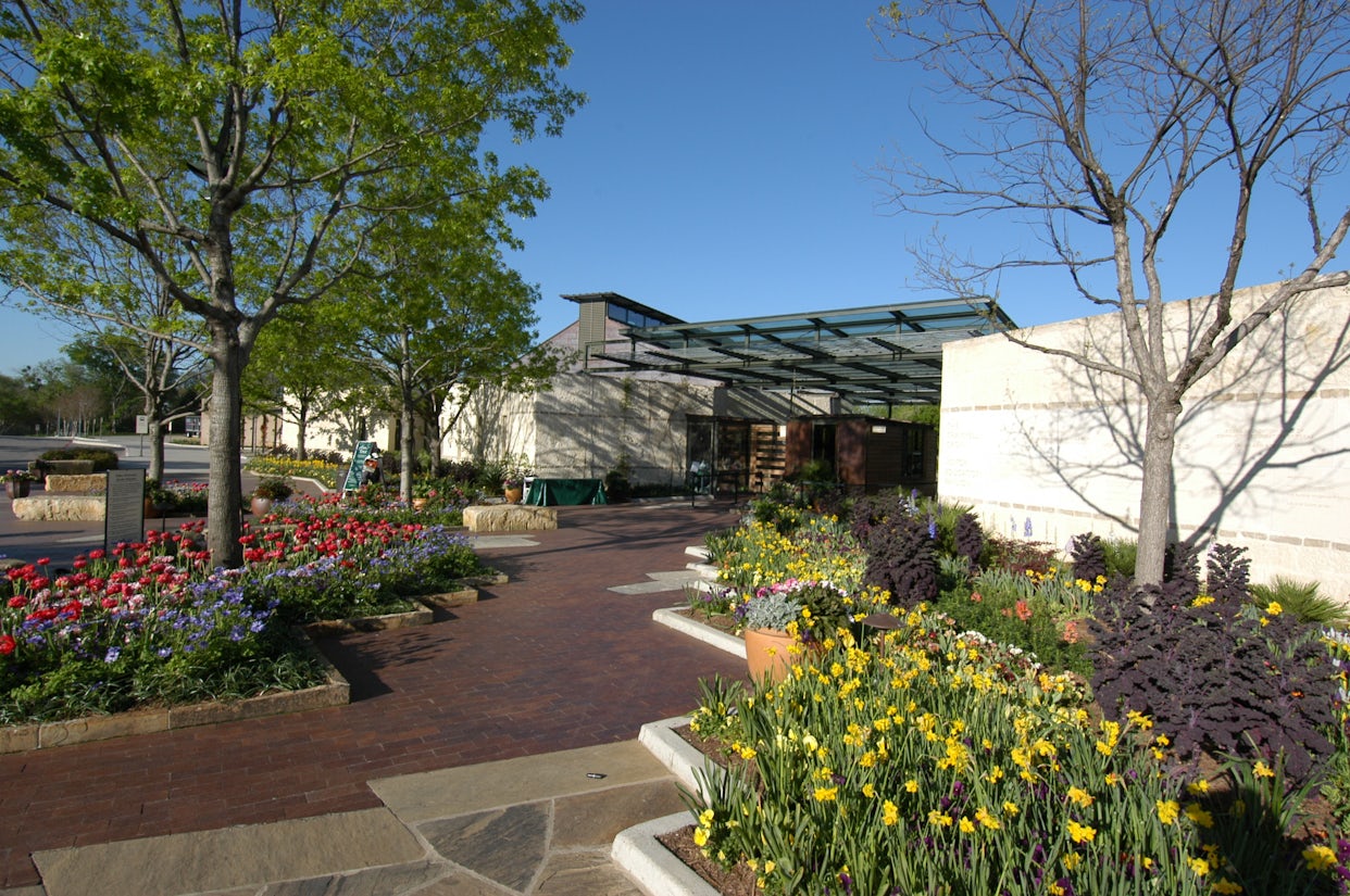 The Trammell Crow Visitor Education Pavilion and Entry Plaza