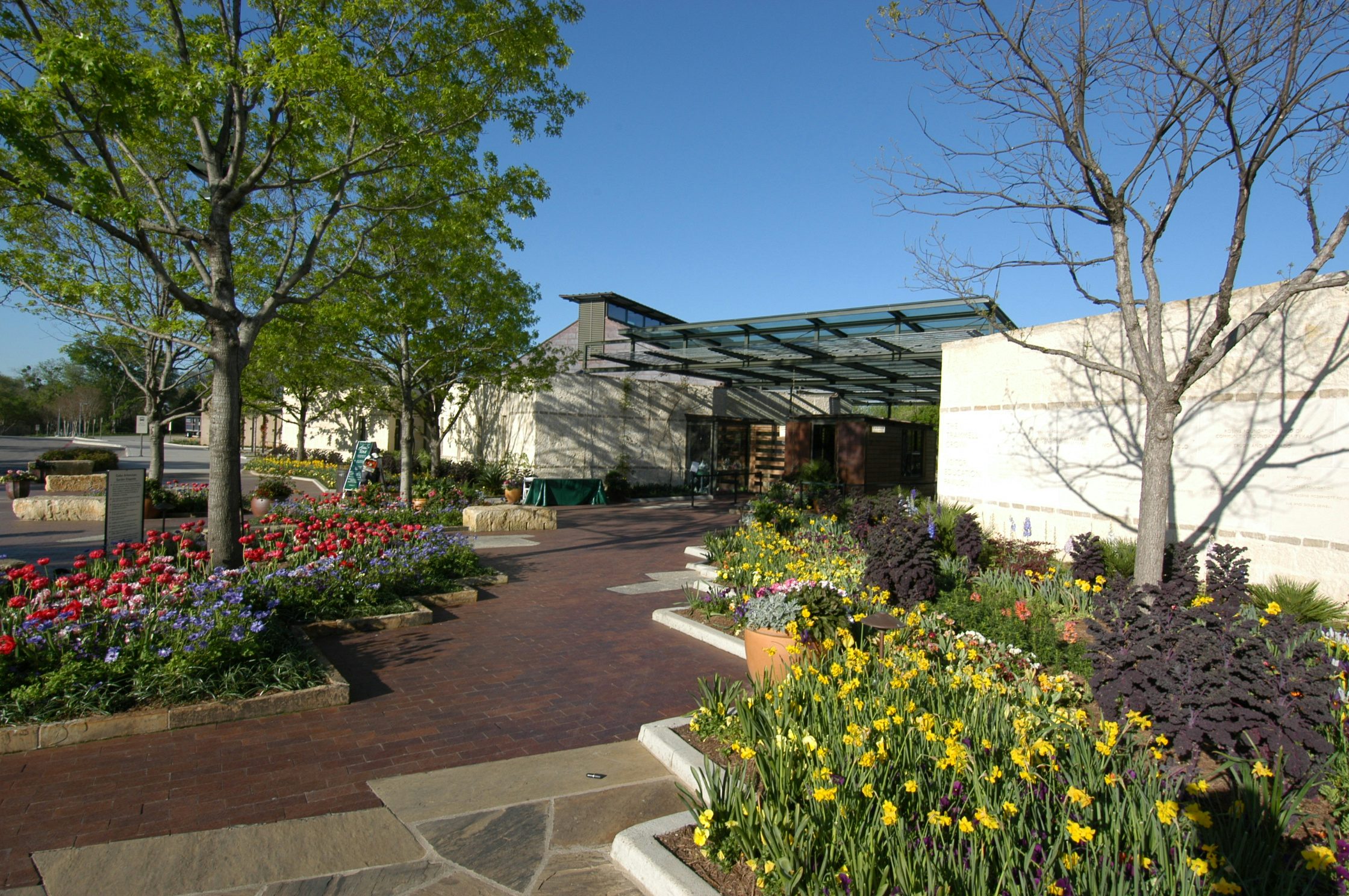 The Trammell Crow Visitor Education Pavilion and Entry Plaza